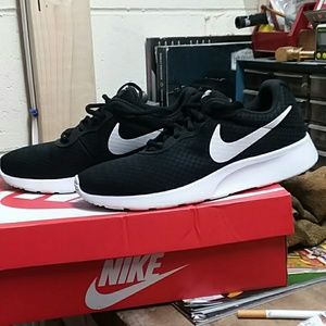 NIKE TANJUNS